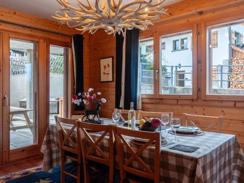 Restaurace v ubytování Apartment Les Chouettes 4 by Interhome
