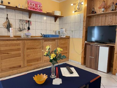 une cuisine avec une table et un vase de fleurs. dans l'établissement Apartment Old Hüsung - MUZ326 by Interhome, à Mirow