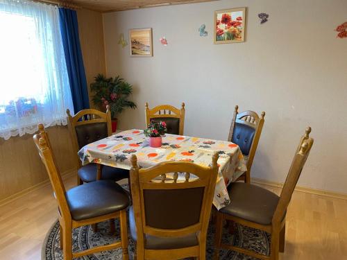 une table à manger avec quatre chaises et une table avec une nappe dans l'établissement Apartment Old Hüsung - MUZ326 by Interhome, à Mirow