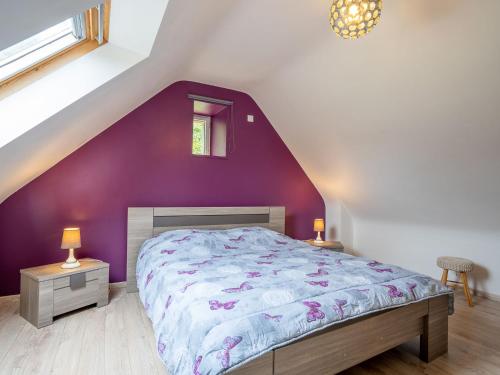 une chambre avec un lit avec un mur violet dans l'établissement Holiday Home Gîte des Perdrix by Interhome, à Plouzélambre