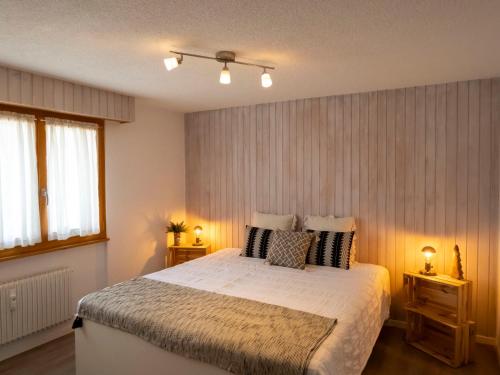 1 dormitorio con 1 cama grande y 2 mesitas de noche en Apartment Atlantic 112 by Interhome, en Verbier
