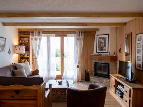 een woonkamer met een bank en een televisie bij Apartment Baudrier A04 by Interhome in Verbier