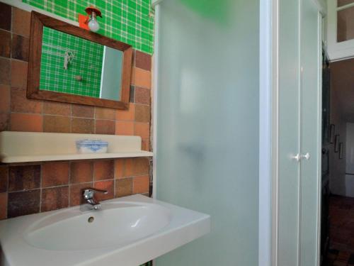 Ένα μπάνιο στο Holiday Home Langevine by Interhome