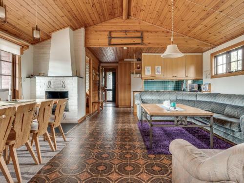 een woonkamer met een bank en een tafel bij Chalet Lofsdalen Lavskrikan by Interhome in Lofsdalen