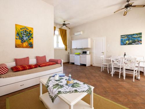 - un salon avec un canapé et une table dans l'établissement Apartment Winery Villa Vitas Dépendance - App-1 by Interhome, à Strassoldo