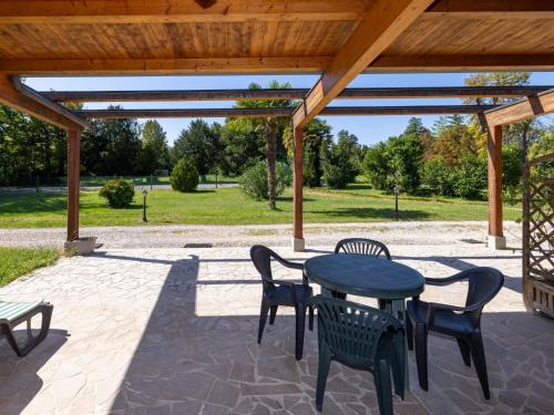 StrassoldoにあるApartment Winery Villa Vitas Dépendance - App-1 by Interhomeの木製パーゴラの下にテーブルと椅子が備わるパティオ