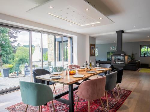 een eetkamer met een tafel en stoelen bij Villa La Boissière - MLX200 by Interhome in Morlaix