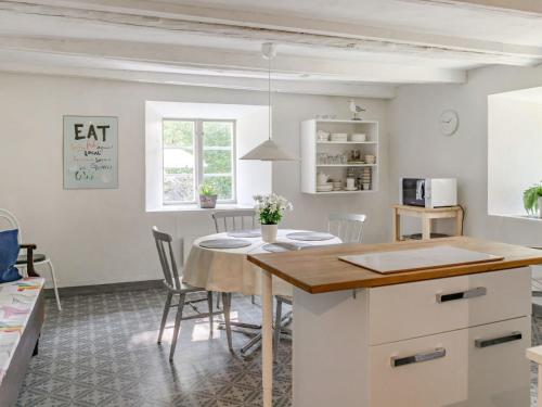 - une cuisine et une salle à manger avec une table et des chaises dans l'établissement Holiday Home Bolhyttan - VMD230 by Interhome, à Filipstad