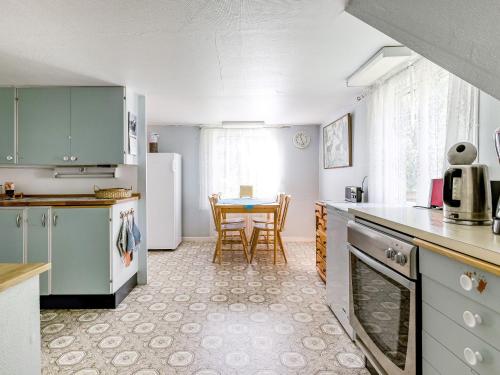 eine Küche mit einem Tisch und einem Esszimmer in der Unterkunft Holiday Home Bredasjö by Interhome in Gnitteryd