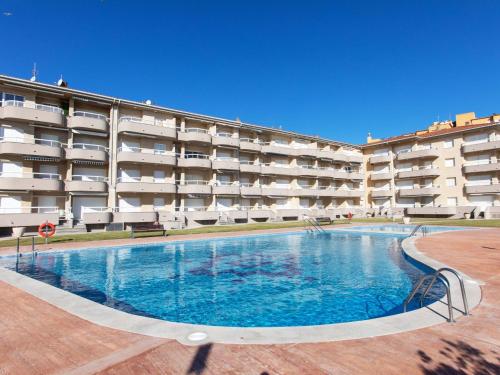 una gran piscina frente a un edificio en Apartment Residencial Manureva-1 by Interhome, en L'Estartit