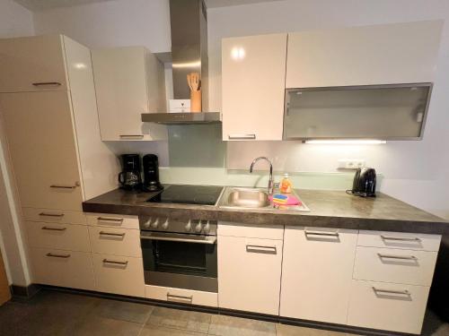 Kuchyň nebo kuchyňský kout v ubytování Apartment Mountain Resort-Kaprun by Interhome