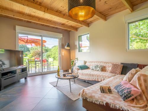 un salon avec un canapé et une table dans l'établissement Holiday Home Villa Heol by Interhome, à Plouégat-Guérand