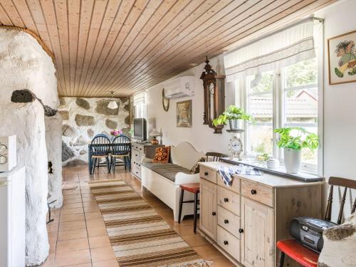 Kuchyň nebo kuchyňský kout v ubytování Holiday Home Västra Näs by Interhome