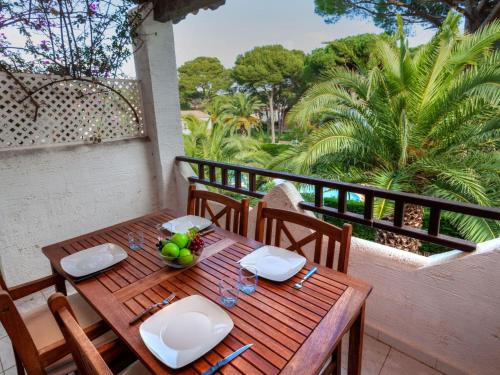 een houten tafel met een fruitschaal op een balkon bij Holiday Home Villa Blanca Feliu by Interhome in Pals