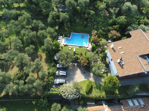 widok z lotu ptaka na dom z basenem w obiekcie Apartment Delvai-3 by Interhome w Brenzone sul Garda