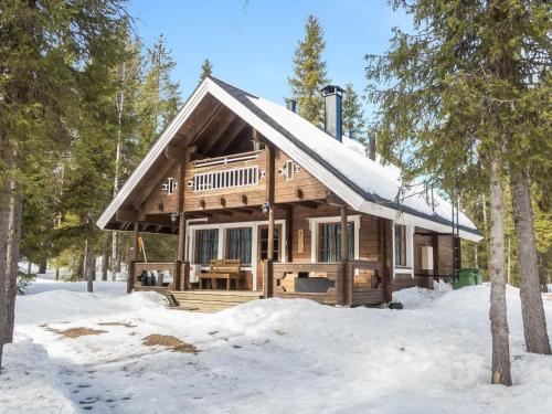 NissiにあるHoliday Home Mustikkaranta by Interhomeの雪の森の丸太小屋