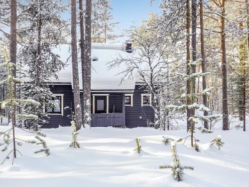 una cabaña en el bosque en la nieve en Holiday Home Hoviranta by Interhome, en Veskoniemi