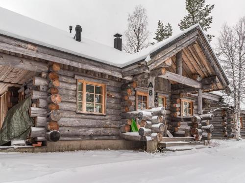レヴィにあるHoliday Home Operonmukka a 8 by Interhomeの雪の丸太小屋