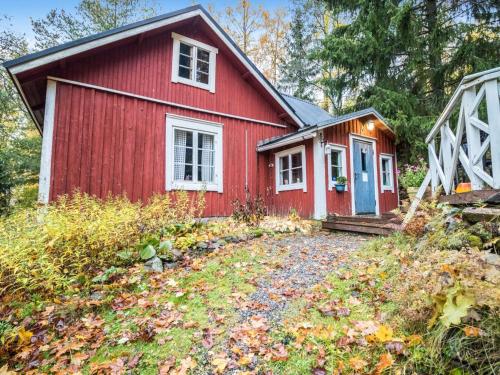 una casa rossa con un sentiero che la porta a di Holiday Home Puutarhurin mökki by Interhome a Tallnäs