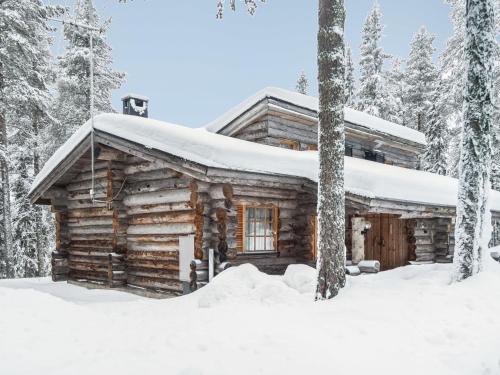 ルカにあるHoliday Home Rukankuu nr 1 by Interhomeの雪の森の丸太小屋