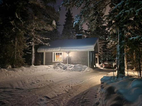 eine kleine Hütte im Schnee in der Nacht in der Unterkunft Holiday Home Pelkkaveska by Interhome in Ruka