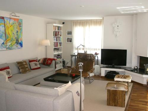 Apartment Plugge by Interhome في شورفالدن: غرفة معيشة مع أريكة وتلفزيون