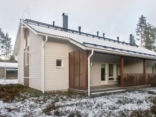 ein kleines weißes Haus mit Schnee auf dem Boden in der Unterkunft Holiday Home 4 seasons a 2 by Interhome in Lahdenperä