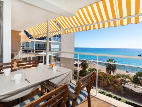 comedor con mesa y vistas a la playa en Apartment Clipper by Interhome, en Sant Vicenç de Montalt