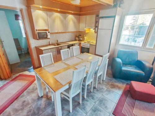 アカスロンポロにあるHoliday Home Jahtikaltio 3 by Interhomeのキッチン(テーブル、椅子付)