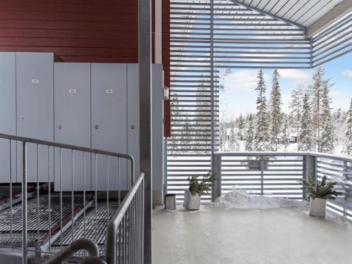 アカスロンポロにあるHoliday Home Yllästar 3 as 604 by Interhomeの雪の景色を望むバルコニー付きの建物