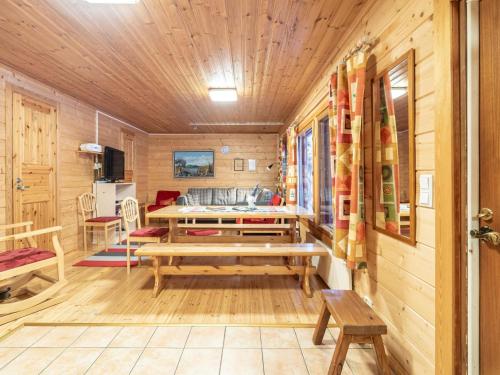 アカスロンポロにあるHoliday Home Oravanpesä by Interhomeの木製の壁、テーブルとベンチが備わる客室です。