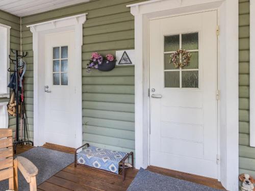 eine Tür und ein Fenster auf ein Haus in der Unterkunft Holiday Home Rajala by Interhome in Neuvosenniemi