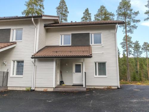 LahdenperäにあるHoliday Home Vuokatinlampi 7 c by Interhomeの白い扉とポーチのある白い家
