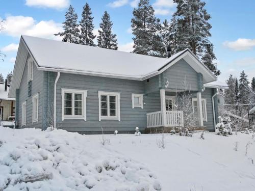 uma casa cinzenta com neve no chão em Holiday Home Villa sofia by Interhome em Vuokatti