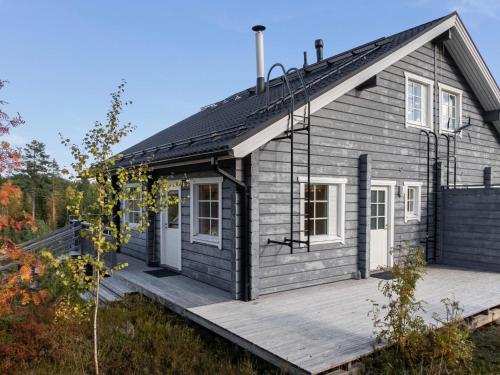 LahdenperäにあるHoliday Home Otava by Interhomeの木造の小さな家