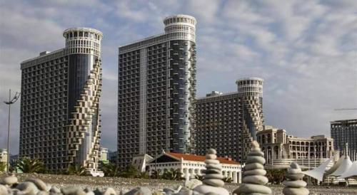 un perfil urbano con edificios altos en el fondo en Orbi Sea Towers Batumi, en Batumi