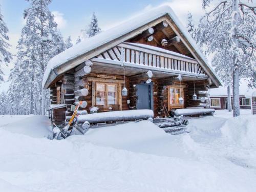une cabane en rondins dans la neige dans l'établissement Holiday Home Tunturitorppa by Interhome, à Äkäslompolo