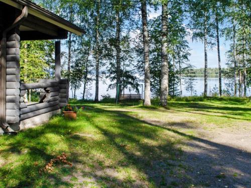 uma cabana na relva junto a um lago em Holiday Home Turulan hiekka by Interhome em Hattusaari