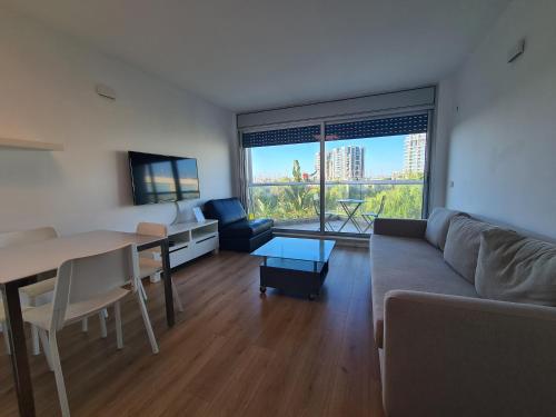 ein Wohnzimmer mit Sofa und Tisch in der Unterkunft Herzliya Marina - By Beach Apartments TLV in Herzliya B