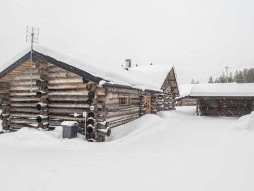 domek z bali i śniegiem na ziemi w obiekcie Holiday Home Voimapolku 4 a by Interhome w mieście Ruka