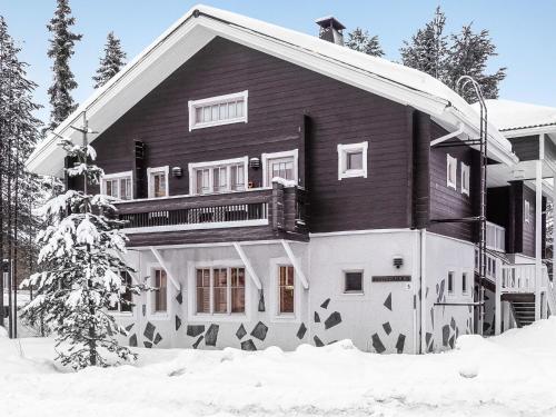 uma casa grande na neve com neve em Holiday Home Levin rinnelinna a8 by Interhome em Sirkka