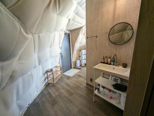 W łazience znajduje się umywalka i lustro. w obiekcie 8POINT RESORT Okinawa w mieście Nanjo