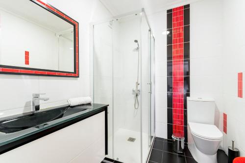een badkamer met een douche, een wastafel en een toilet bij Casa dos Mouros - 2 Quartos e Cozinha - Serra da Estrela - Loriga in Loriga