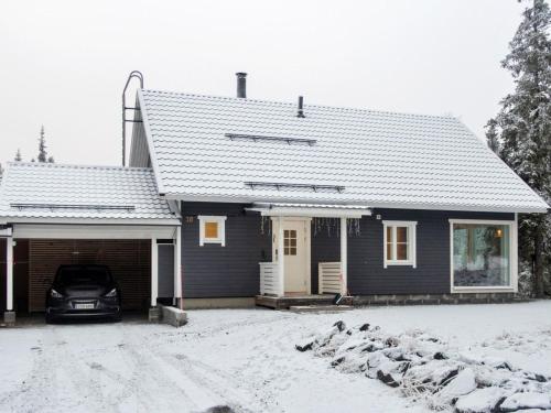 ein Haus mit einem davor geparkten Auto in der Unterkunft Holiday Home Iso-karpalo b by Interhome in Aikkila