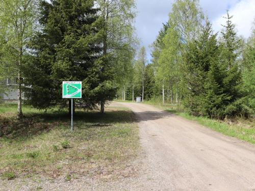 un panneau sur le côté d'un chemin de terre dans l'établissement Holiday Home Lomaluola 5a paritalo by Interhome, à Hyrynsalmi