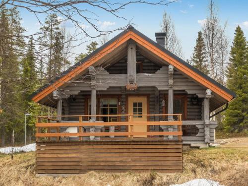 Cabaña de madera con porche en el bosque en Holiday Home Lomaväinö 1 by Interhome, en Salla
