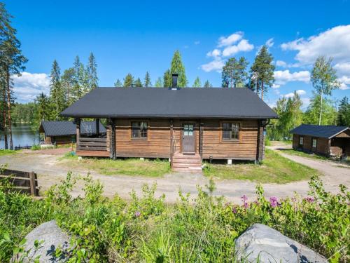 een blokhut met een zwart dak bij Holiday Home Iltaranta by Interhome in Jyväskylä