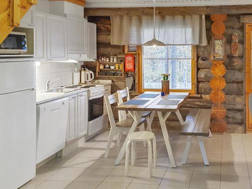 cocina con mesa y sillas en una habitación en Holiday Home Kukasrakka 3 b 8 by Interhome, en Äkäslompolo