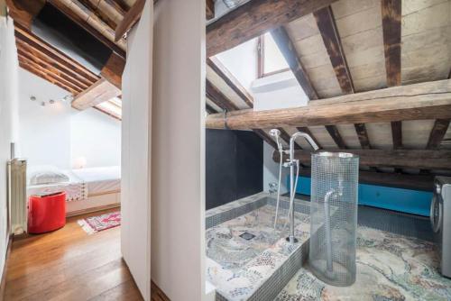 bagno con doccia al centro della camera di Pantheon Charming Penthouse a Roma