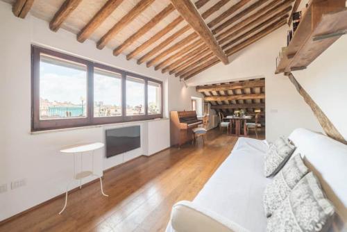 Pantheon Charming Penthouse